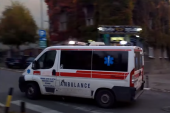 Stravičan udes u Novom Sadu: Prevrnuo se i udario kolima u banderu, pored polomljeno dečje sedište, patike zaglavljene u vozilu (FOTO/VIDEO)