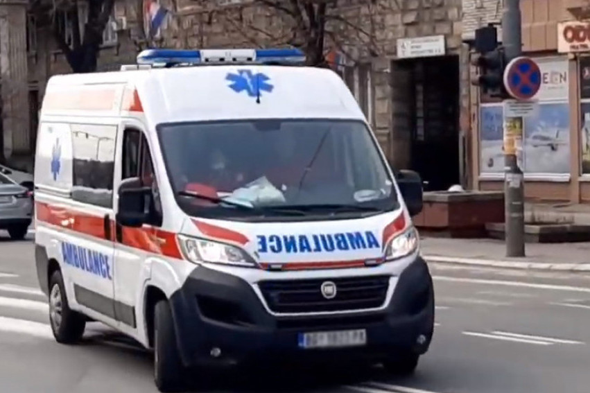 Težak sudar u Beogradu: Vozilo se zakucalo u vodeni hidrant, Hitna pomoć na terenu