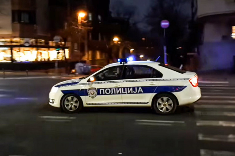 Pijan napravio haos na Novom Beogradu i oštetio tri automobila: Vozač se policiji žalio na bolove, pa prevezen u Urgentni centar