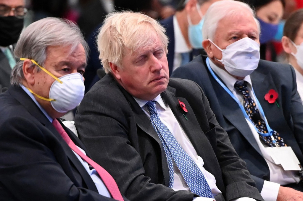 Boris Džonson zadremao na klimatskom samitu: Zaboravio da stavi masku, pa se uspavao (FOTO)