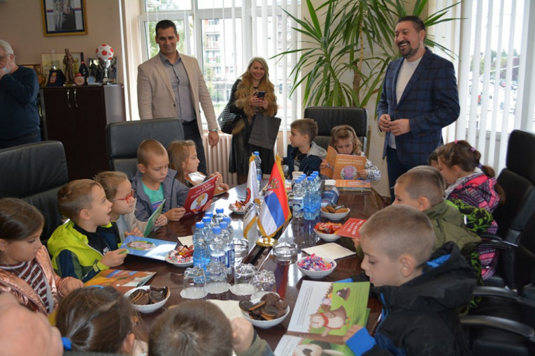 24SEDAM INĐIJA: Mališani posetili predsednika opštine