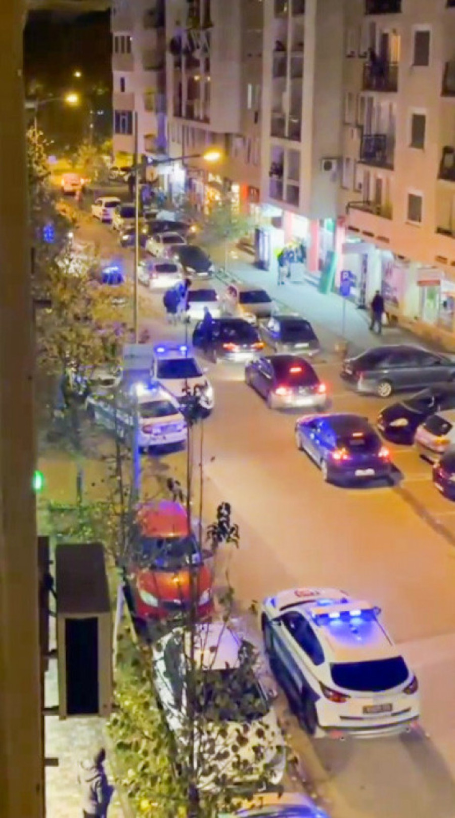 Haos u Novom Sadu: Desetorica tukla mladića ispred kafane (VIDEO)