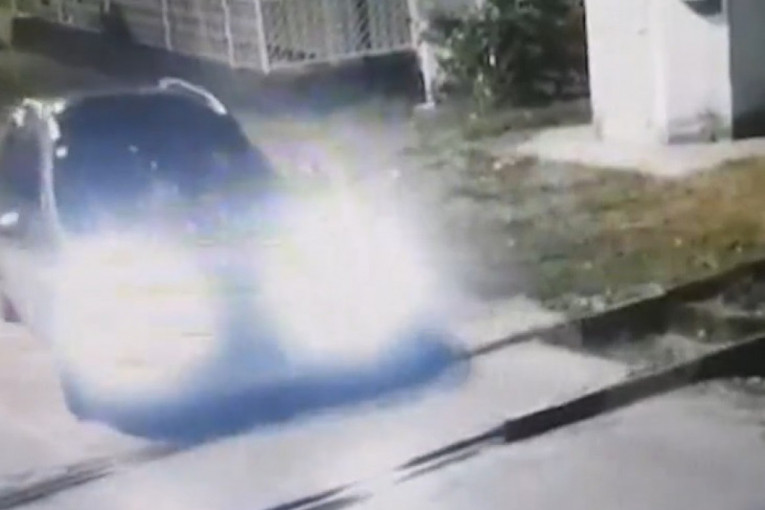 Jeziv snimak iz Šapca: Voz mu razneo auto, mrtav pijan krenuo preko šina na spuštenu rampu (VIDEO)