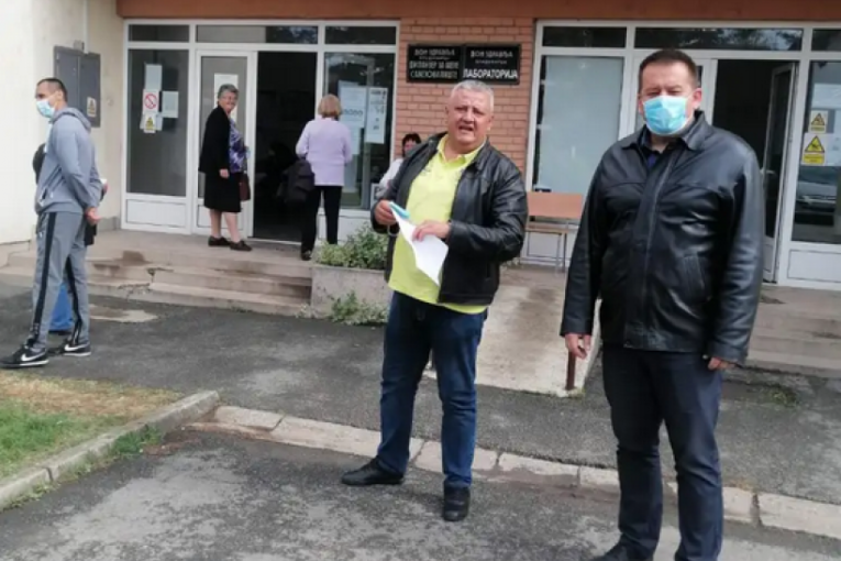 24SEDAM VLADIMIRCI Predsednik opštine Goran Zarić obišao vakcinalni punkt: "Zahvalnost osoblju"