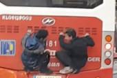 Jeziv snimak iz Beograda: Deca se voze prikačena za autobus, građani uznemireni (VIDEO)