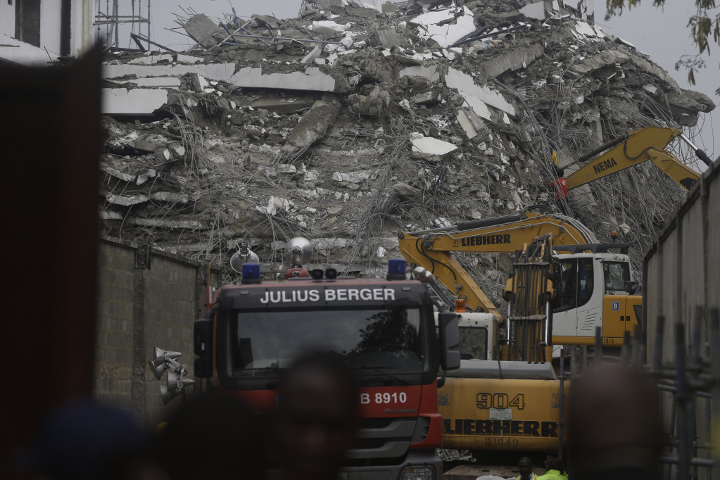 Spasioci još tragaju za preživelima: U rušenju zgrade u Nigeriji stradale najmanje 22 osobe (FOTO)