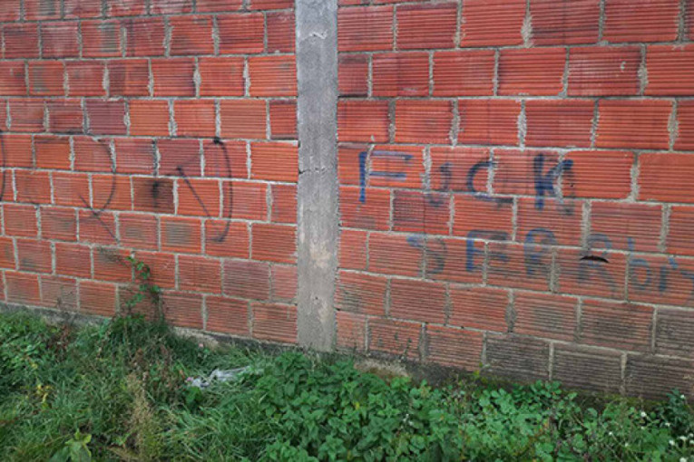 Nova provokacija: Grafit Albanija i pogrdni naziv za Srbe na zidu kuće u selu Mogila na Kosovu
