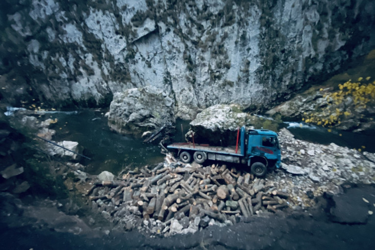 Kako je ovo preživeo? Kamion sleteo u kanjon, vozač zadobio samo lakše povrede! (FOTO)
