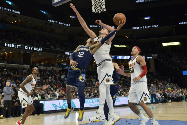 Faul, sudija! Faul! Jokić igrao sam protiv Memfisa, a onda ga pokrali pri šutu za produžetak (FOTO, VIDEO)