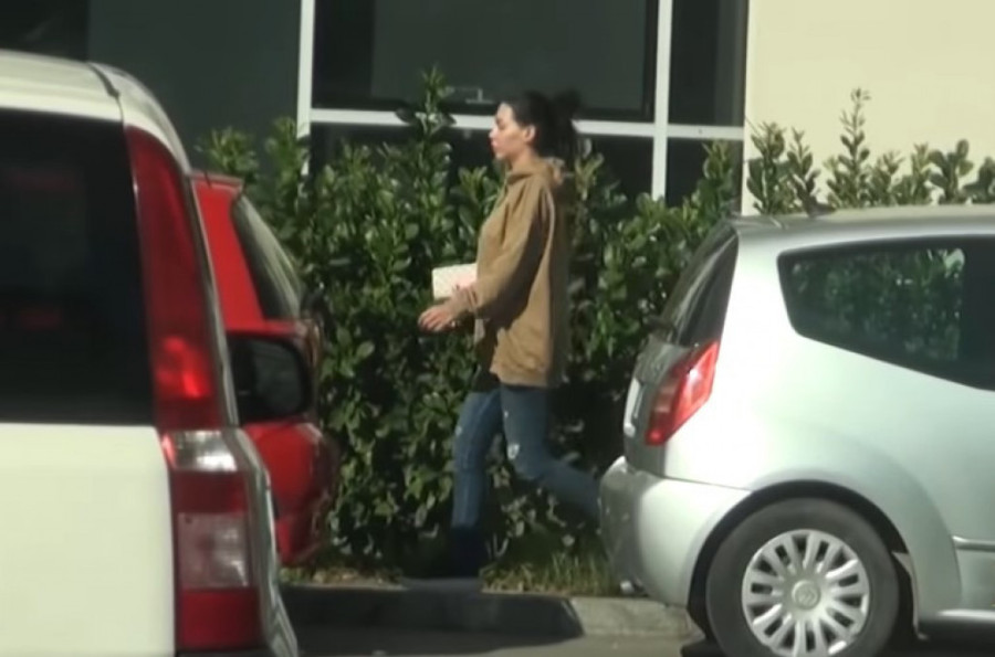 Helena Topalović u prirodnom izdanju: Uvek je tip-top sređena, a sada je na ulicama Beograda nisu prepoznali (VIDEO)