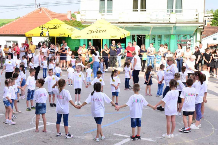 24SEDAM VLADIMIRCI Održana manifestacija "Suncokreti plešu"
