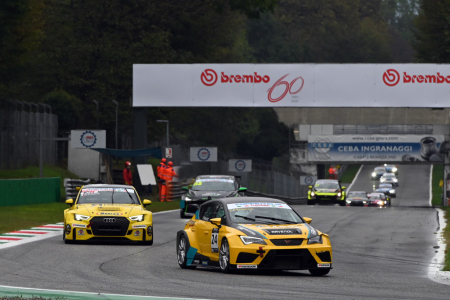 Talentovan i hrabar, hirurg za volanom: Predrag Šainović debitovao u TCR automobilu