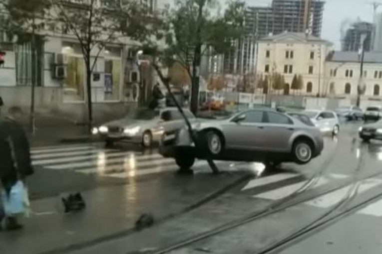 Auto završio na banderi semafora: Da, moguće je (VIDEO)