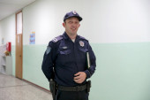 Posetili smo Rašu, školskog policajca o kojem priča ceo Mladenovac: 450 mališana zna poimence (FOTO)