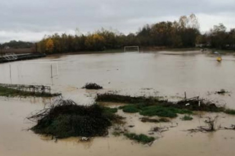 Poplava u Srbiji: Izlio se Jadar kod Loznice (FOTO)