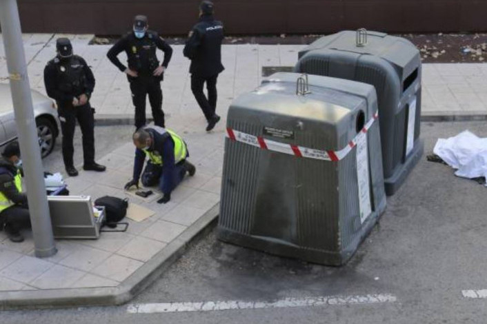 Ludilo u Madridu: Muškarac nožem napao policajca ispred punkta za vakcinaciju, policija ga ubila (VIDEO)