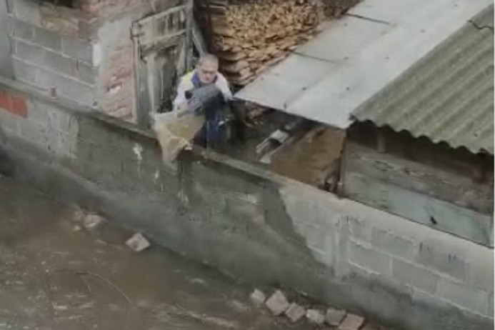 Scena iz beogradskog naselja razljutila Srbiju: Dok kiša lije, čovek presipa vodu direktno u komšijino dvorište (VIDEO)