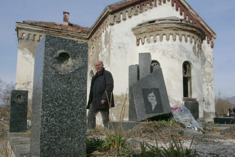"Da li ikome u svetu smetaju mrtvi?": Srpski spomenici izlomljeni do neprepoznatljivosti u Južnoj Mitrovici (VIDEO)