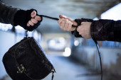 Na pumpi u Prokuplju lopovi ukrali torbicu sa  5.200 evra, pa pobegli! Uhvaćeni čak u Novom Sadu