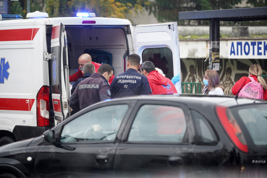 Jedan za dlaku izbegao smrt, a drugi hitno operisan: Otkriveno šta je prethodilo drami u kojoj je muškarac mučki napao policajce!