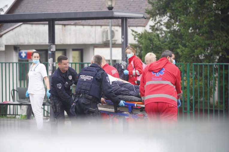 Uznemirujuće fotografije izbodenog policajca: Hitno prebačen u bolnicu, a napadač uhapšen!