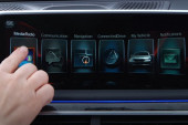 Nedostatak čipova menja planove: BMW proizvodi vozila bez ekrana osetljivog na dodir