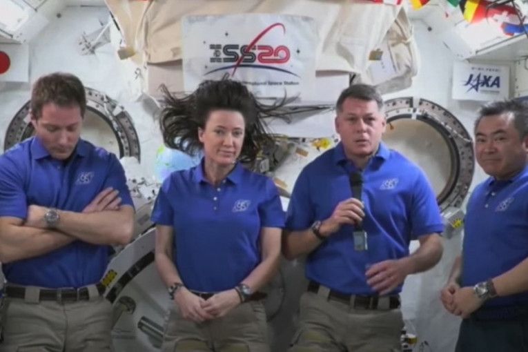 Muke u svemiru: Pokvario se toalet, astronauti moraju da nose pelene! (VIDEO)