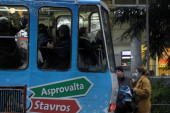 Potukli se vozači autobusa i tramvaja kod Vukovog spomenika: Putnici gledali okršaj (VIDEO)