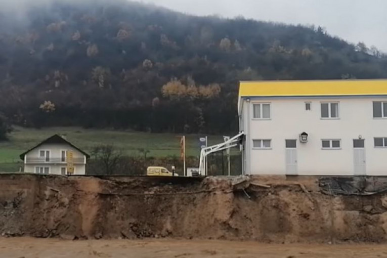 Preti ekološka katastrofa: Benzinska pumpa u Vojkovićima samo što se nije urušila (VIDEO)