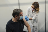 Vučić primio treću dozu vakcine: Nisam osetio ni ubod igle ovog puta (FOTO)