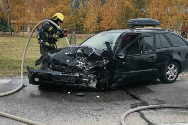 Tragedija na Zrenjaninskom putu: U teškoj saobraćajnoj nesreći poginula mlađa ženska osoba (FOTO)