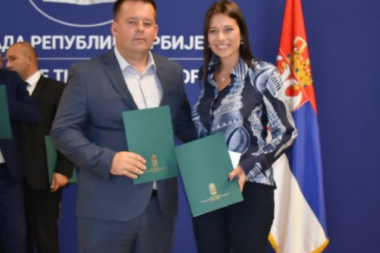 24SEDAM VLADIMIRCI Predsednik opštine potpisao ugovor sa Ministarstvom zaštite životne sredine
