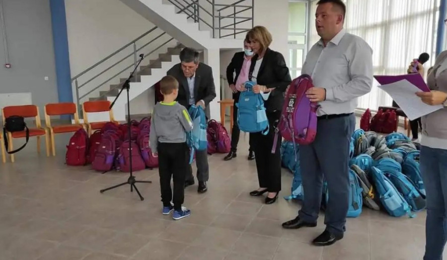 24SEDAM VLADIMIRCI Predsednik opštine uručio đacima prvacima rančeve i školski pribor za početak školovanja