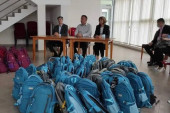 24SEDAM VLADIMIRCI Predsednik opštine uručio đacima prvacima rančeve i školski pribor za početak školovanja