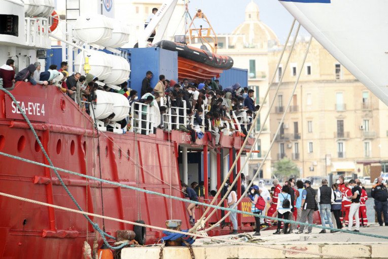 Brod sa migrantima uplovio u sicilijansku luku: Među njima i veliki broj dece