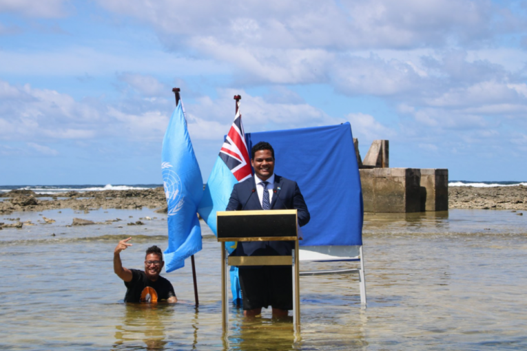 Ministar u vodi do kolena ukazao kako klimatske promene utiču na njegovu zemlju (FOTO)