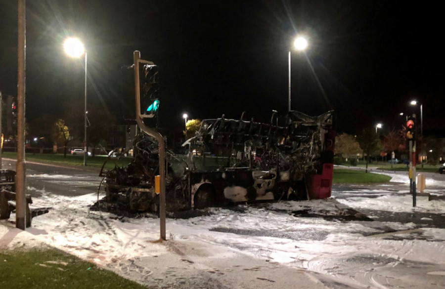 Postbregzitovsko ludilo: Otet i zapaljen autobus u Belfastu! (FOTO/VIDEO)