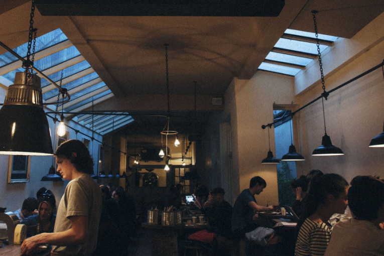 Bedni lopov iz Novog Sada: Ukrao humanitarnu kutiju sa novcem, sad čeka tužioca