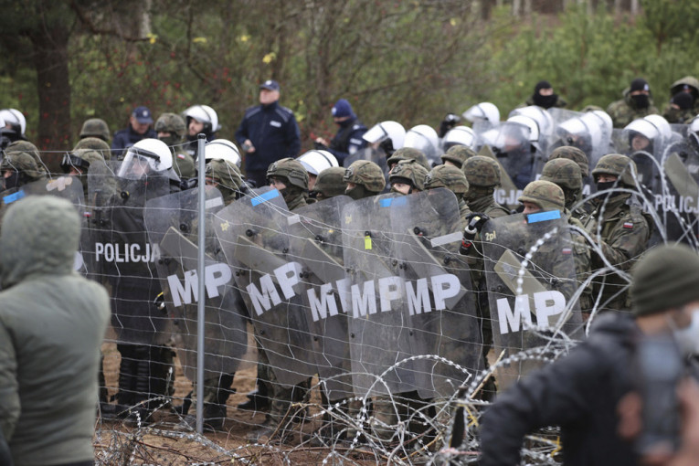 Drama na granici Poljske i Belorusije: Migrante spasavaju od trovanja, promrzlina, dehidracije... (FOTO)
