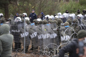 Kriza na granici EU: Litvanija uvela vanredno stanje, migranti drvećem ruše ograde i uništavaju barikade (VIDEO)