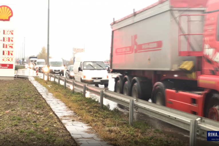 Kiša izazvala saobraćajni kolaps: Formirane dugačke kolone vozila iz pravca Zlatibora ka Beogradu (FOTO)