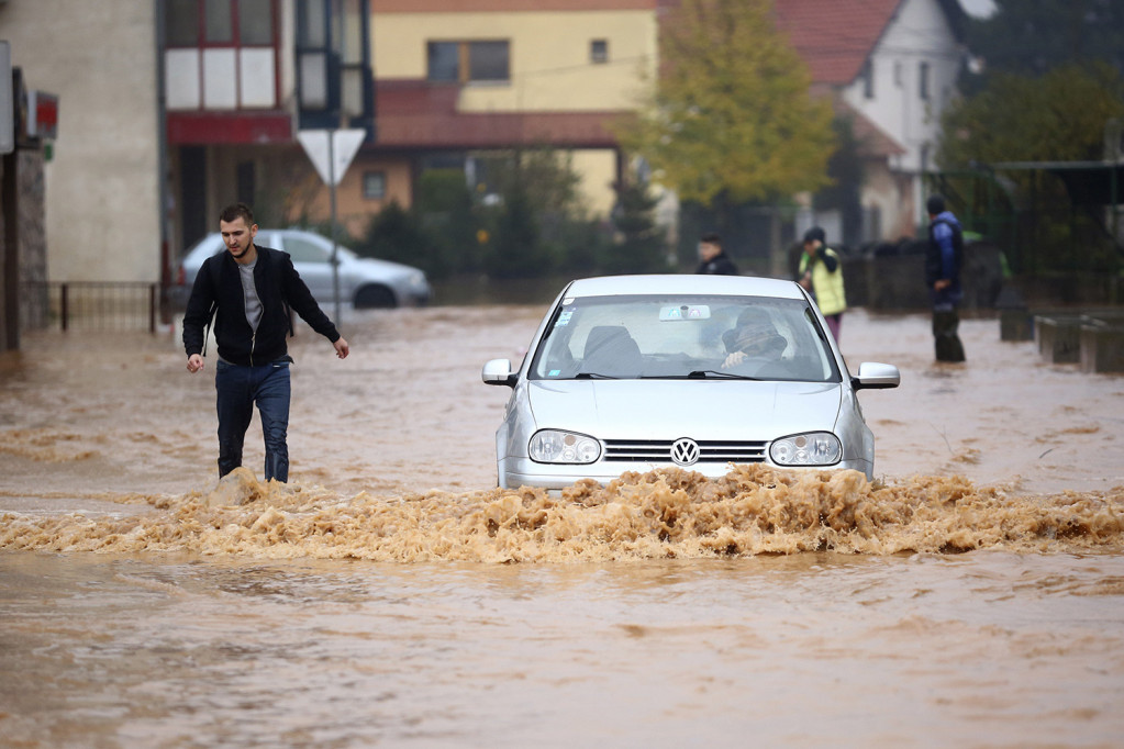 Sarajlije i dalje vode borbu sa nevremenom: U Kantonu proglašeno vanredno stanje zbog poplava