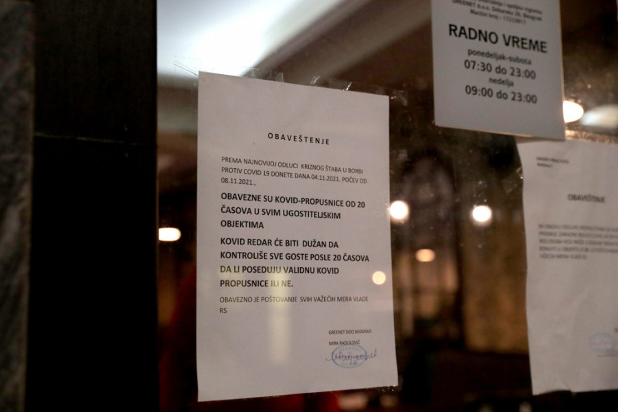 Da li smete da sedite u bašti kafića posle 20 časova ako nemate kovid propusnicu?