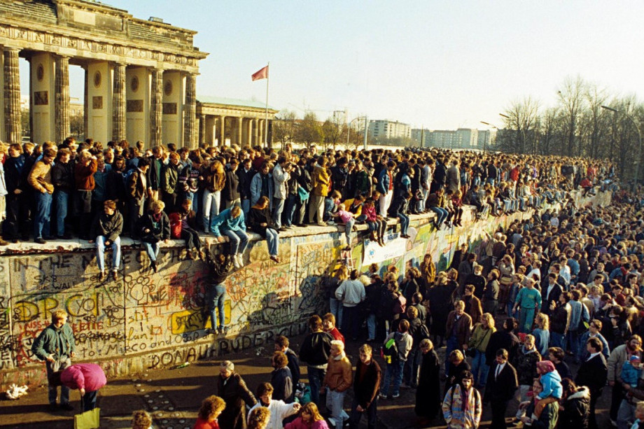 Na današnji dan srušen je Berlinski zid: Bio je simbol hladnog rata, a ovi događaji su prethodili čuvenom padu (VIDEO)