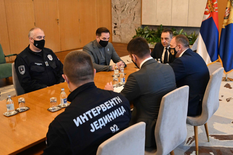 Ovo su pripadnici interventne jedinice koji su hrabro intervenisali u Mirijevu: Diler droge potegao pištolj!