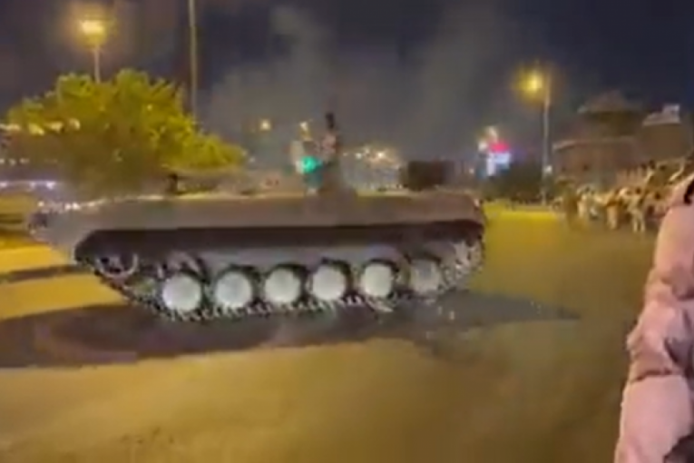 Irački vojnik hteo da pokaže šta ume sa oklopnim transporterom, pa gorko zažalio (VIDEO)