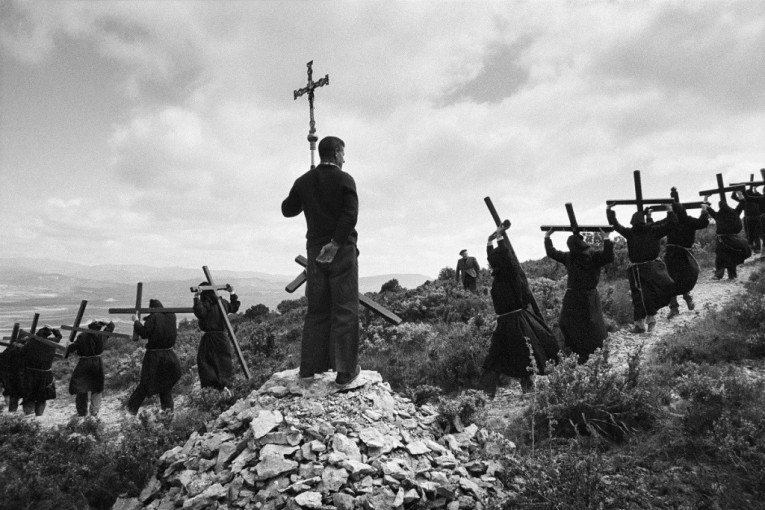 Hrišćanski krst i verski rituali kroz objektiv čuvenog španskog fotografa: Izložba Kolda Ćamora u Beogradu