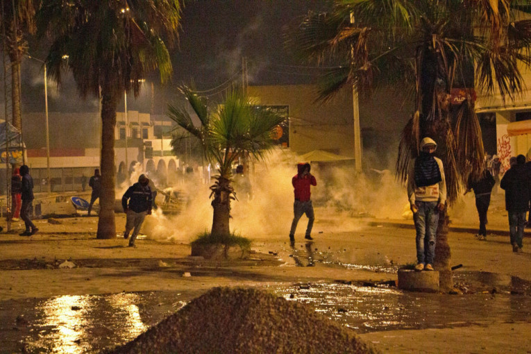 Tunis zatrpan smećem: Otpad na ulicama i u bolnicama! Ljudi se pobunili, policija ispalila suzavac! (VIDEO)