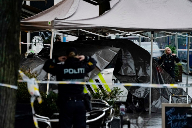 Drama u Oslu: Nožem ranio policajca, policija ga pokosila kolima i upucala (FOTO/VIDEO)