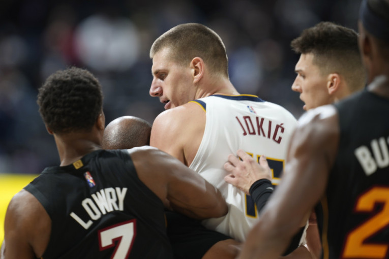 Jokić suspendovan, Denver bez najboljeg: NBA udarila po džepu Morisa i Batlera (FOTO, VIDEO)